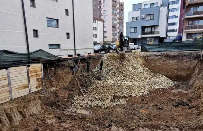 Bloc pus în pericol de şantierul unui nou imobil FOTO: Verde Urban