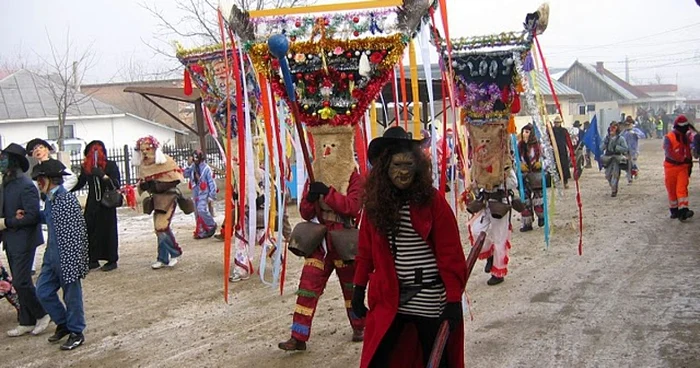 Cetele de mascaţi alungă spiritele rele în sunet de tălăngi.