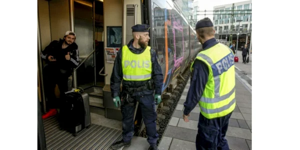 Politisti suedezi se pragatesc sa verifice un tren