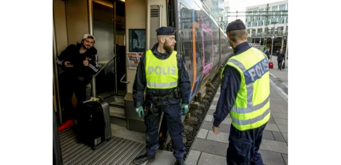 Politişti suedezi se pregătesc să verifice un tren, la Malmo FOTO AFP