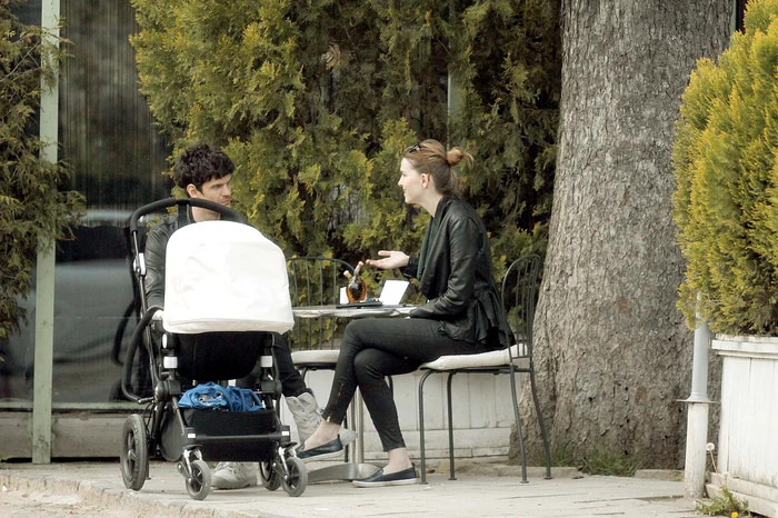 
    Solistul e un tată impecabil. El plimbă copilaşul şi îl instalează cu grijă în scăunelul de maşinăFoto: Blitz  