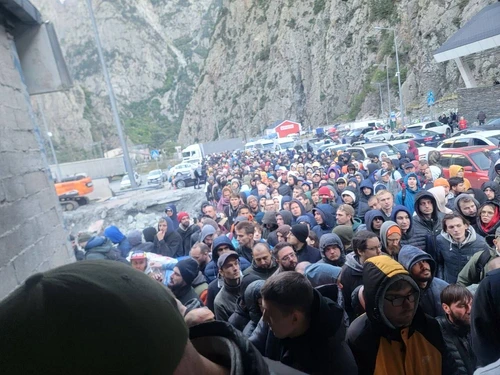 Peste 100.000 de persoane au traversat granița cu Georgia din ambele direcții Foto Twitter/@zonov_sl