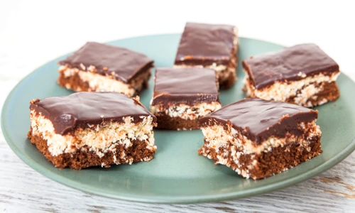 Prajitura cu nuca de cocos  Sursa foto shutterstock 421991056 jpg