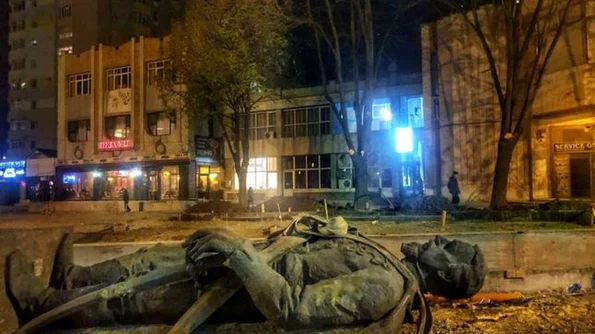 Statuia lui Cuza, abandonată şi vandalizată  „A fost dată jos pentru a se realiza un nou soclu  Statuia trebuie să încapă în fotografiile celor care vor o amintire din Slatina” jpeg