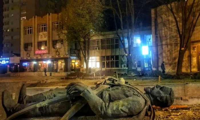 Statuia lui Cuza, abandonată şi vandalizată  „A fost dată jos pentru a se realiza un nou soclu  Statuia trebuie să încapă în fotografiile celor care vor o amintire din Slatina” jpeg