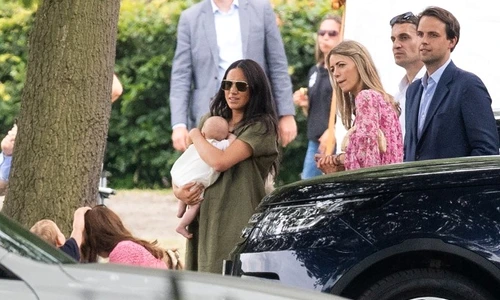 "Nu ştie să şi ţină copilul în braţe"  Meghan Markle, criticată aspru pe internet jpeg