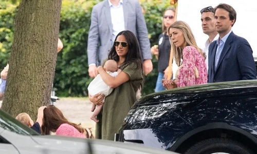 "Nu ştie să şi ţină copilul în braţe"  Meghan Markle, criticată aspru pe internet jpeg