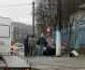 Un tânăr şofer teribilist a reuşit să intre cu maşina în stâlp. Maşina a luat foc iar şoferul de 19 ani a fost salvat de pompieri