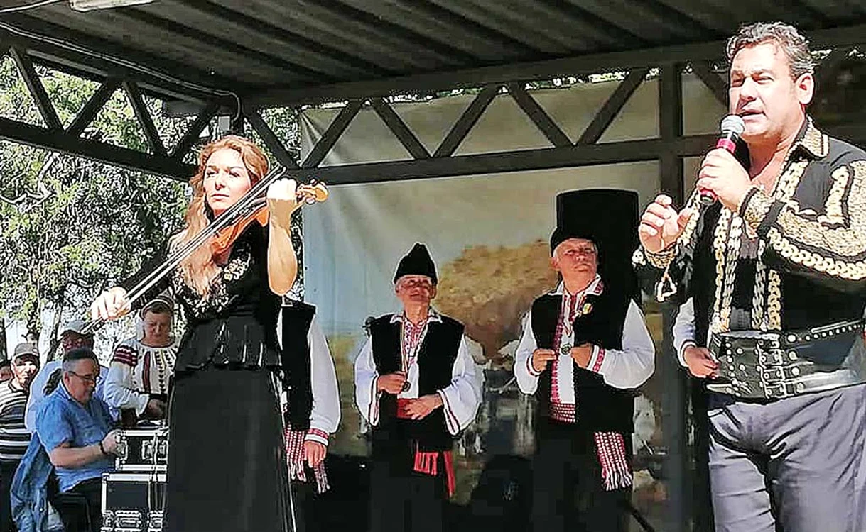 
    Ionuț și Doinița s-au  îmbrăcat  în ținute negre, cu broderii aurii  