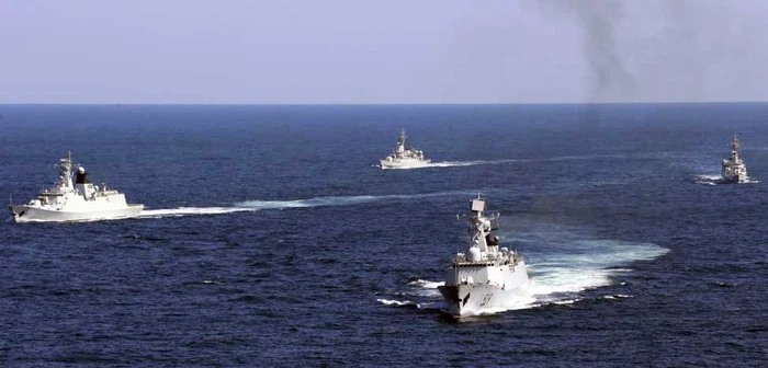 Nave de război străbat Marea Chinei de Est, în
cadrul unui exerciţiu naval condus de China, în octombrie 2012. FOTO: Reuters