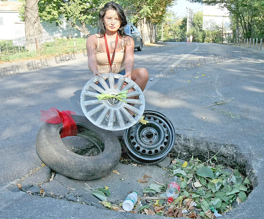 În ediţia de vineri, Click! v-a prezentat „petrecerea” dată în cinstea gropii. Am sărbătorit-o, pentru cele trei luni împlinite, cu tort şi şampanie