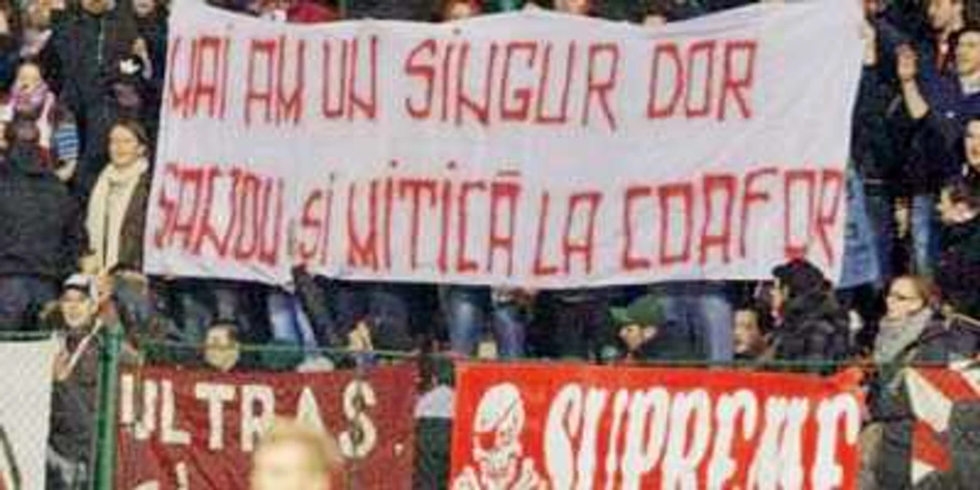 Fanii lui Dinamo au afişat mesaje împotriva şefilor fotbalului românesc