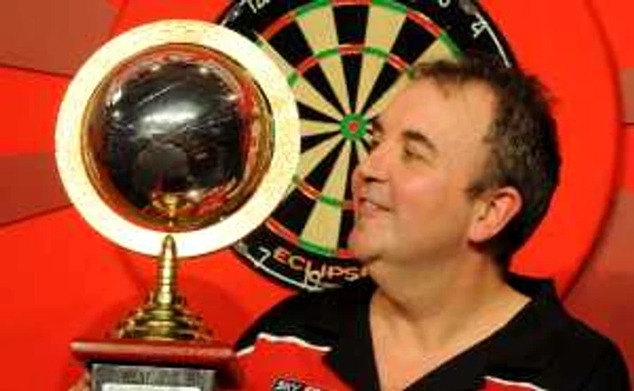Phil Taylor este o legendă vie în lumea aruncătorilor cu săgeţi