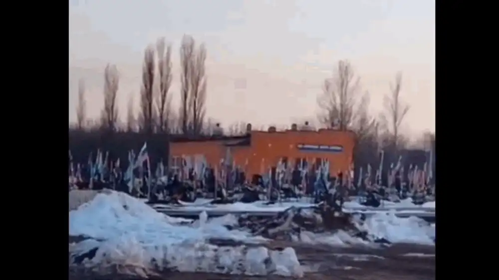 „Nu mai este loc să-i îngropăm”. Un rus a filmat cum cimitirele cu soldații uciși în războiul din Ucraina se extind rapid