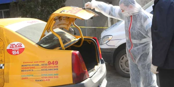 Criminaliştii iau probe de pe taxiul furat