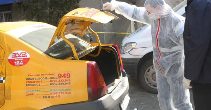 Criminaliştii iau probe de pe taxiul furat
