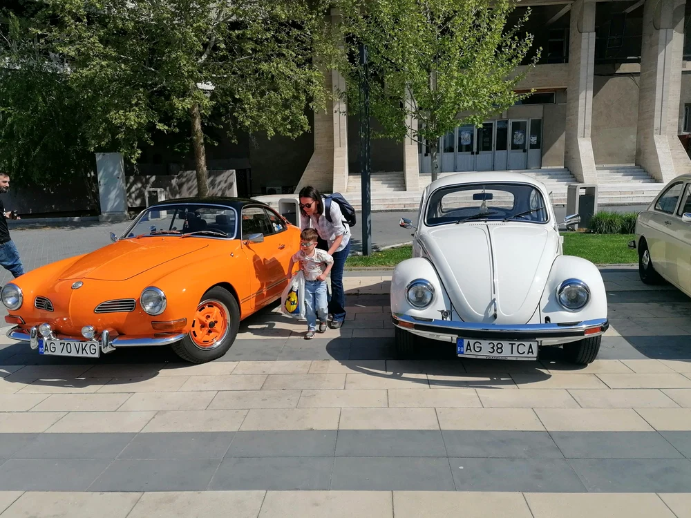 Mașini de colecție aduse și menținute în stare de funcționare cu efort, bani și pasiune FOTO: A. M.