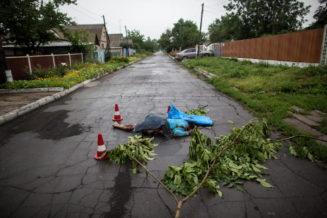
    Trupul unei femei a căzut lângă orfelinat (Foto: AFP)  