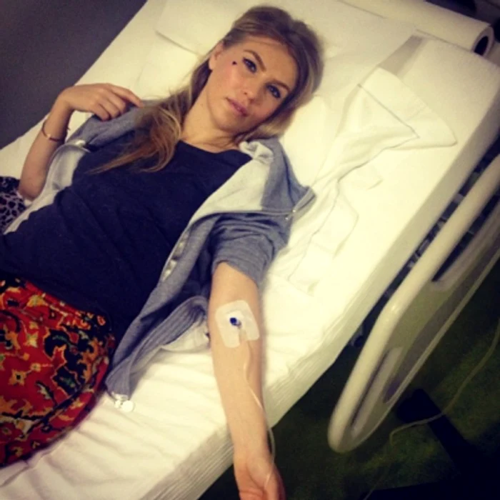 Corina Bud, pe patul de spital, cu perfuzia în mână. (Foto: arhiva personală)