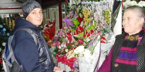 Maria Sicu pregăteşte buchete de flori pentru gusturile tuturor clienţilor