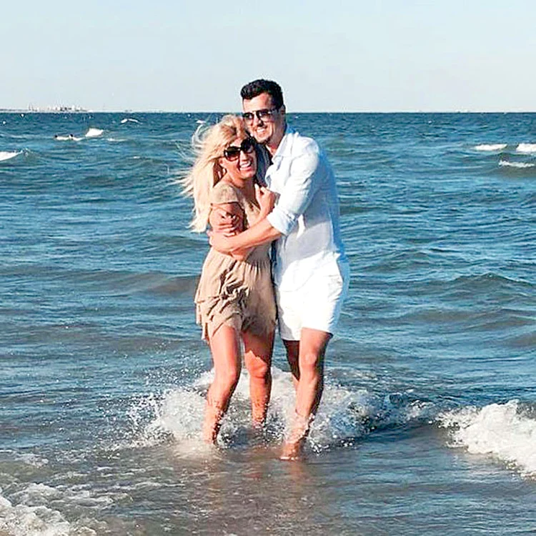 De data aceasta, pe cea de socru mare. Sâmbătă, fiul său cel mare, Honorius, se căsătoreşte religios cu Corina, iar naşă le va fi chiar Elena Udrea. 