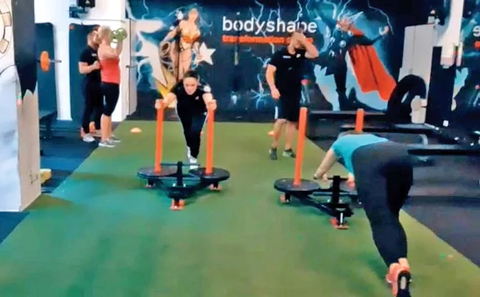 Își lucrează brațele împingând la săniuțe