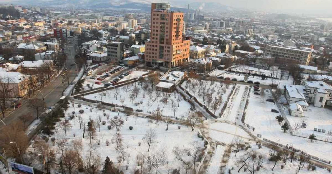 Parcul din faţa Universităţii „Petre Andrei“