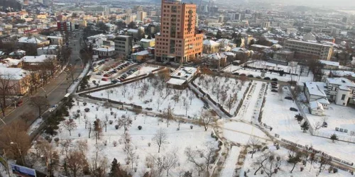 Parcul din faţa Universităţii „Petre Andrei“