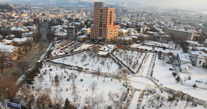 Parcul din faţa Universităţii „Petre Andrei“