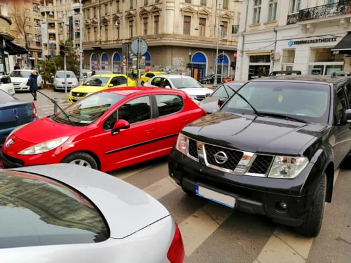 
    În București, șoferii să nevoiți să parcheze pe unde apucă  