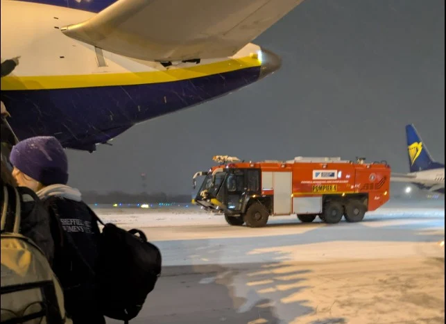 Haos în transporturi în Europa din cauza zăpezii și a viscolului: zboruri anulate, trenuri oprite, camioane blocate