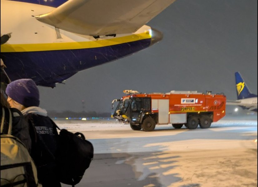 Haos în transporturi în Europa din cauza zăpezii și a viscolului: zboruri anulate, trenuri oprite, camioane blocate