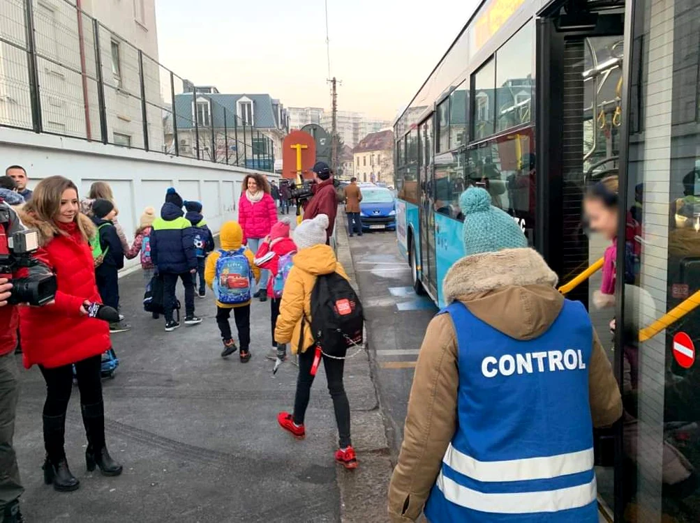 
    Elevii de la  Școala Gimnazială „Pia Brătianu” au ajuns cu autobuzul special la cursurifoto: Click!  
