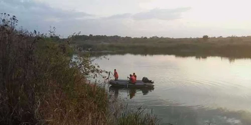 familie inecata in lac balastiera