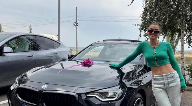 Alexia Eram și-a luat bolid.. FOTO Alexia Eram, Instagram