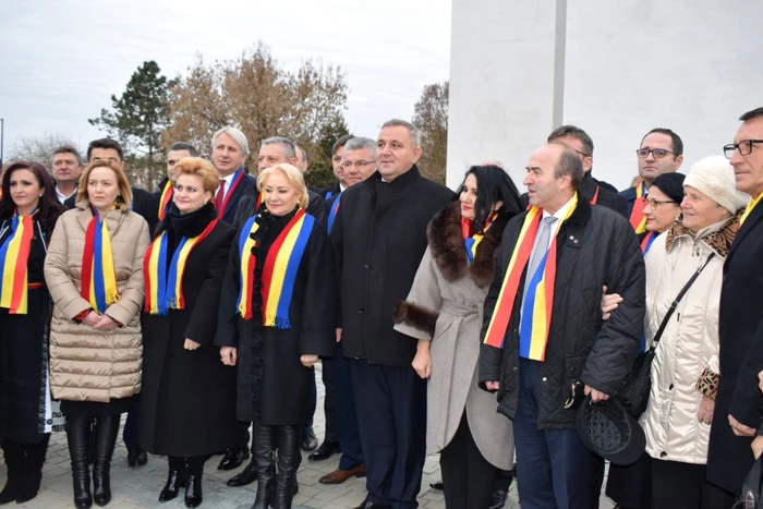 Viorica Dăncilă şi ceilalţi membri ai Guvernului la Monumentul Unirii. Foto: Dorin Ţimonea