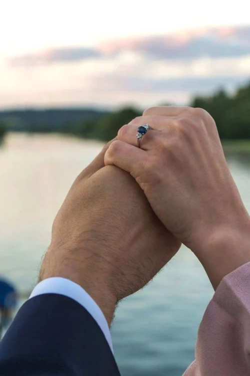 Inelul de logodnă primit de Alina Binder de la fostul principe Nicolae conţine un safir impresionant