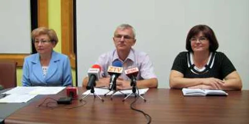 Noua inspectoare de la preşcolar (foto dreapta), în conferinţă de presă azi alături de conducerea ISJ