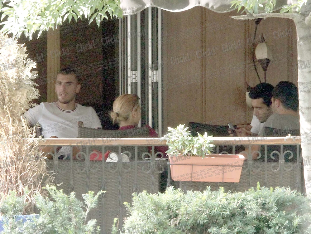 
    Cei trei fotbalişti  au petrecut o oră  la cafenea  