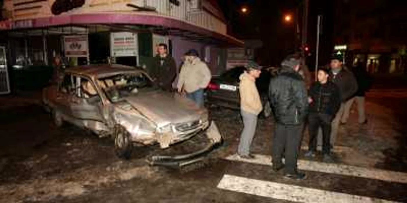 Dacia a fost lovită exact în partea în care stătea soţia şoferului. 