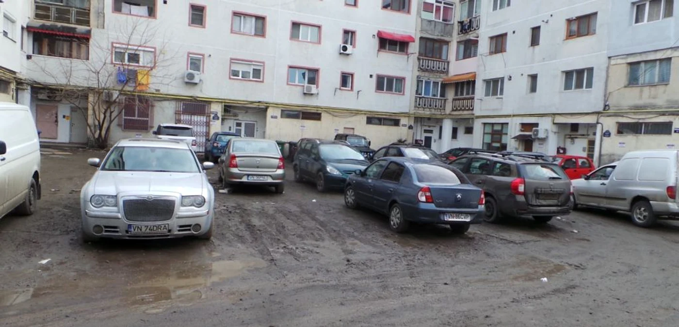 Focşănenii plătesc parcări pline de noroi