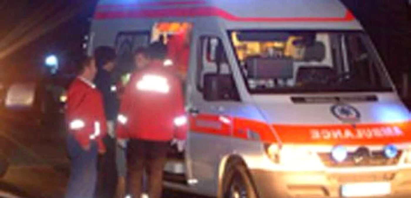 Ambulanţa a preluat-o pe tânără azi-noapte