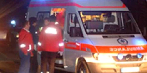 Ambulanţa a preluat-o pe tânără azi-noapte