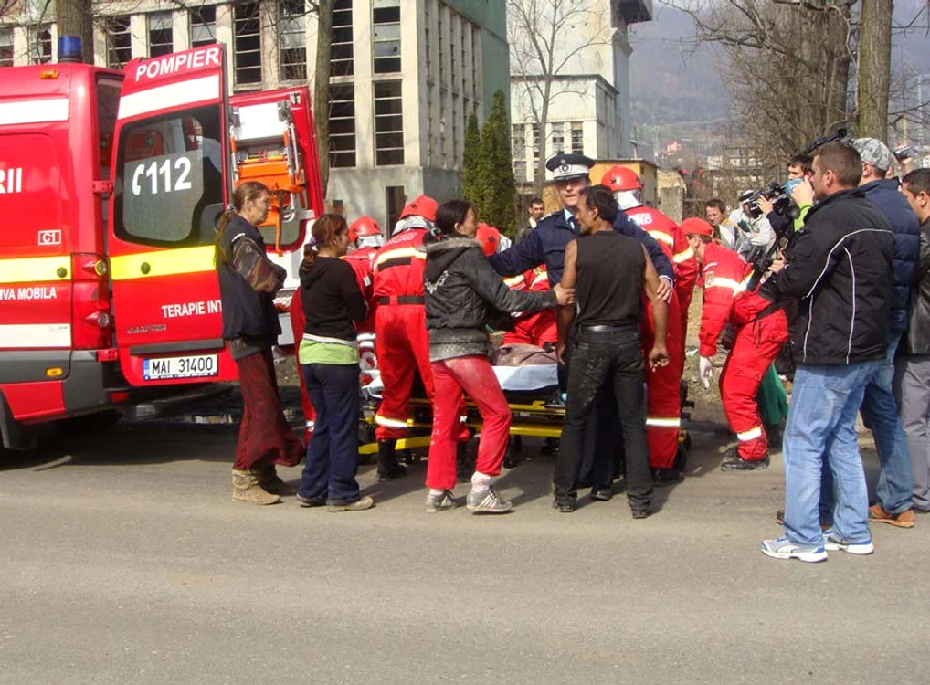 Bărbatul a fost scos de sub dărâmături (Fotografii: Anca Miklos)