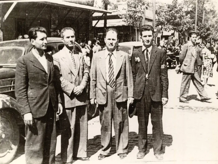 Gheorghe Apostol (primul din stânga) și Nicolae Ceaușescu (primul din dreapta), la 30 august 1944, au fost printre comuniștii care au întâmpinat Armata Roșie la intrarea ei în BucureștiFoto: Fototeca online a comunismului românesc
