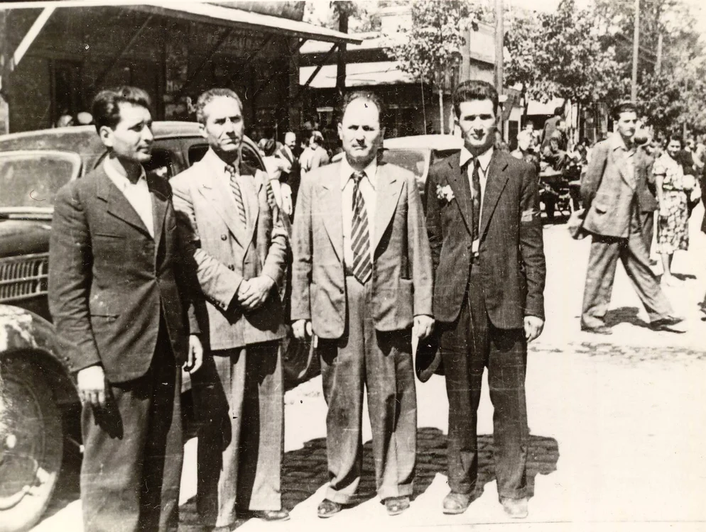 
    Gheorghe Apostol (primul din stânga) și Nicolae Ceaușescu (primul din dreapta), la 30 august 1944, au fost printre comuniștii care au întâmpinat Armata Roșie la intrarea ei în BucureștiFoto: Fototeca online a comunismului românesc  
