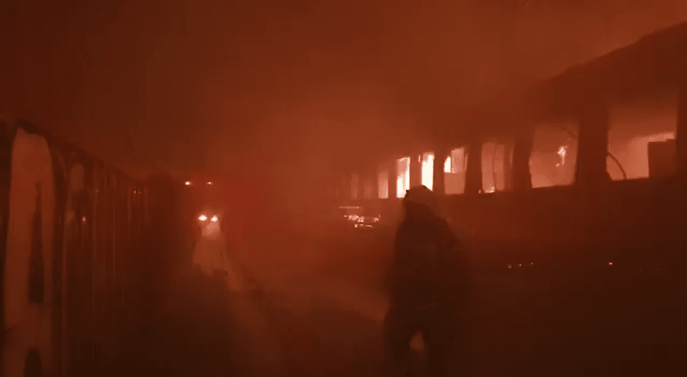 Incendiu puternic pe Calea Giulești din București. Ard 12 vagoane de tren dezafectate FOTO VIDEO