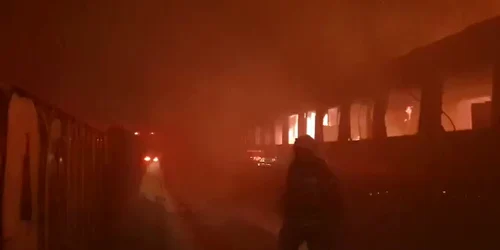 Incendiu puternic pe Calea Giulești  Ard 12 vagoane de tren dezafectate  (video 1) mp4 thumbnail png