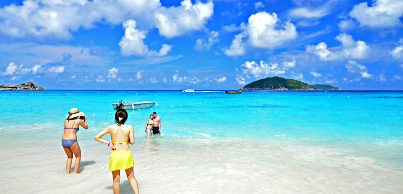 Autorităţile din Thailanda au anunţat că una dintre cele mai frumoase insule din ţară, Koh Tachai, va intra într-o perioadă de refacere după ce fluxul de turişti a afectat grav ecosistemul. FOTO brunchnews.com