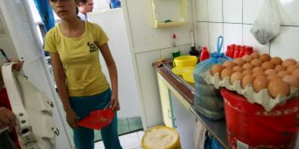 Craiova: Fast food-urile din Craiova au fost luate la puricat de inspectorii OJPC